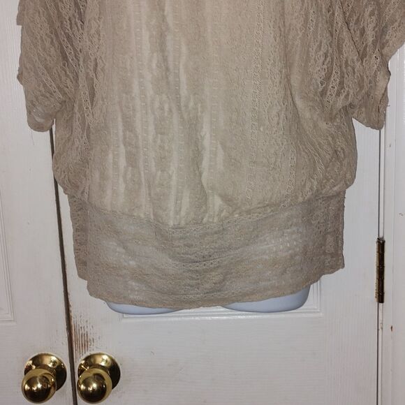 Studio Y cream lacey overlay wide band hem Sz M - Picture 3 of 5
